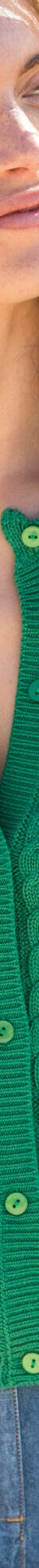 Gilet boutonné col rond à écailles, maille ajourée (vert) Gilet boutonné col rond à écailles, maille ajourée (vert)
